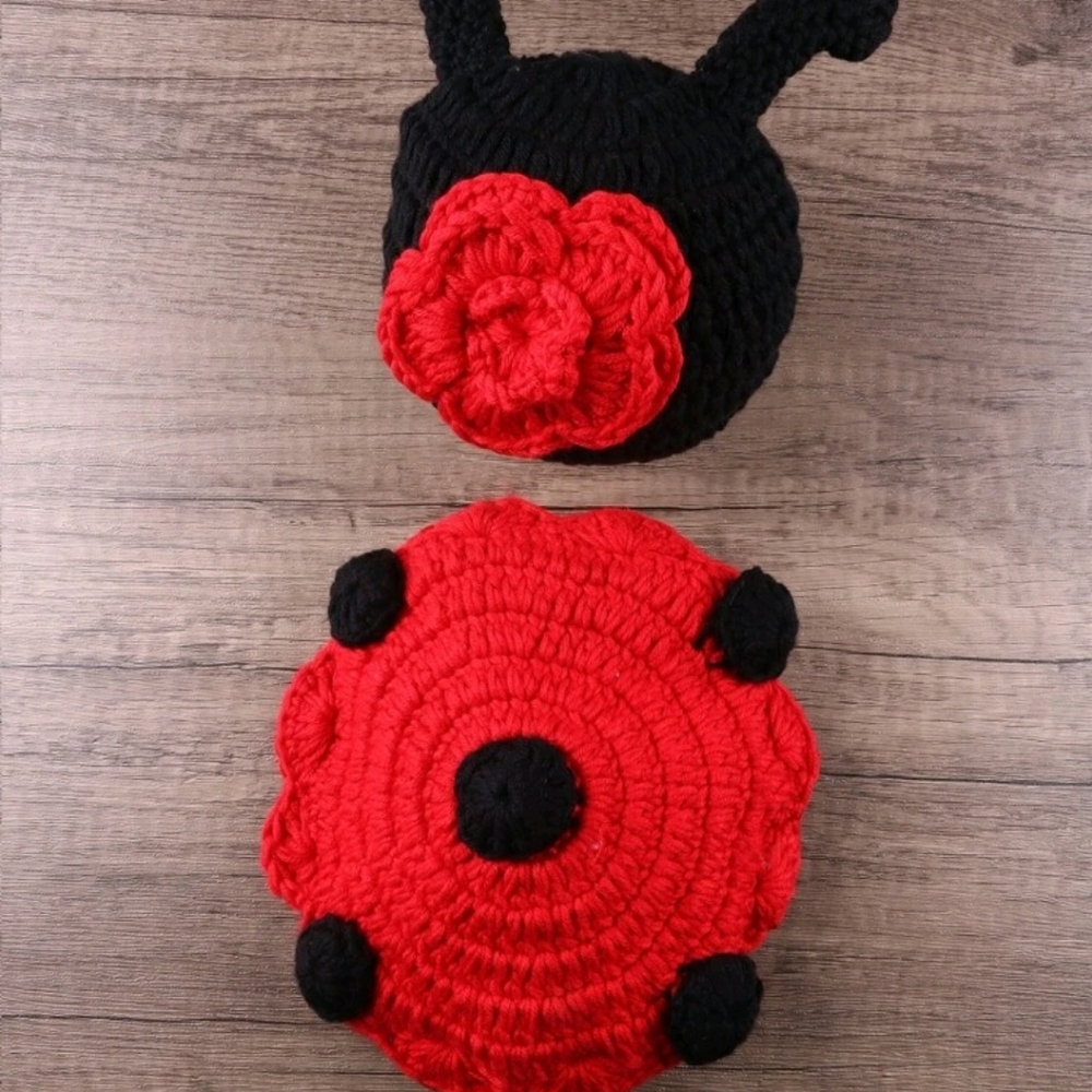 Newborn Unisex ladybug knit photography prop and hat - Picture 3 of 4